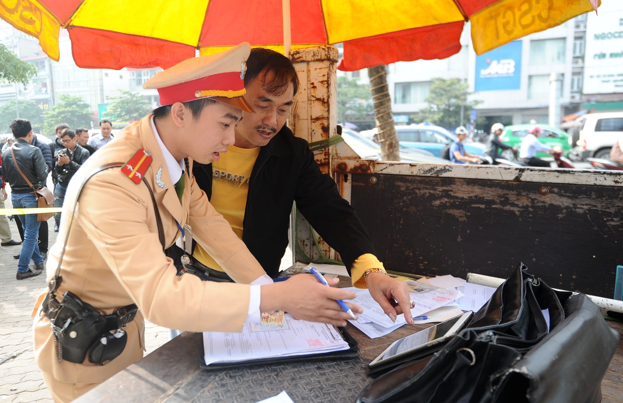 Cũng bị dừng xe tại ngã tư Phạm Ngọc Thạch - Xã Đàn, anh Nguyễn Tiến Hùng (trú số 2 Lê Đại Hành, Hà Nội) không đồng tình với lỗi vượt đèn vàng. Theo lý giải, anh lái xe qua ngã tư khi đèn còn xanh nhưng do phương tiện ùn ứ khiến anh không thể di chuyển. Theo hình ảnh cảnh sát cung cấp, thời điểm này, đèn chuyển màu vàng trong khi 4/5 xe đã vượt qua vạch. Người đàn ông ngoài 50 tuổi cho biết, dù hình thức phạt tại chỗ hay cảnh sát gửi biên bản về tận nhà anh đều chấp hành đầy đủ. Tuy nhiên, anh không thấy thuyết phục.