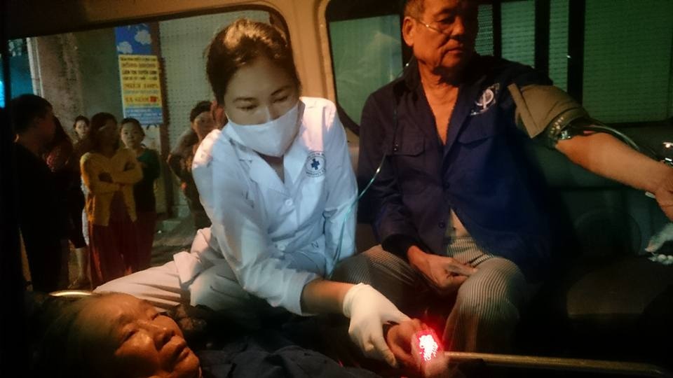 Mot phu nu nhay tu tang 3 ngoi nha chay hinh anh