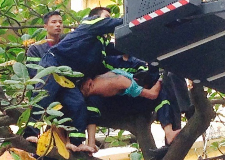 Canh sat du cay bat nguoi nghi ngao da hinh anh