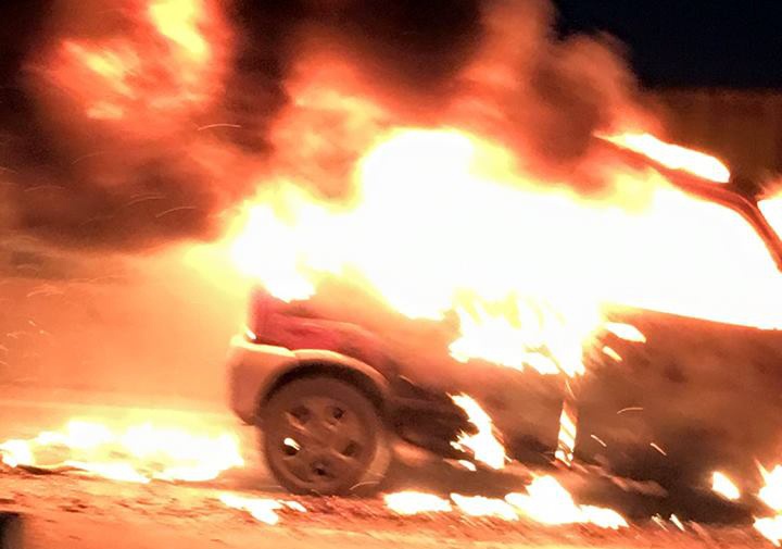 Xe hop boc chay tren cau Thanh Tri hinh anh