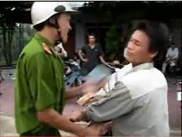 Xo xat voi dan, trung uy cong an vao oto co thu hinh anh