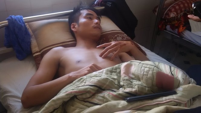 Anh Nguyễn Văn Tùng - một trong 6 nạn nhân bị xe tông nằm điều trị tại Bệnh viện Đa khoa Kon Tum.