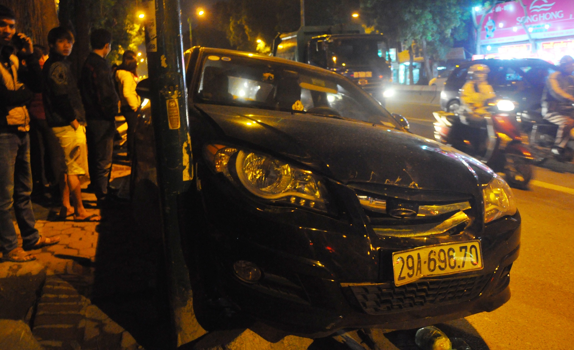 Oto dam lien hoan, hat mot phu nu len nap capo hinh anh