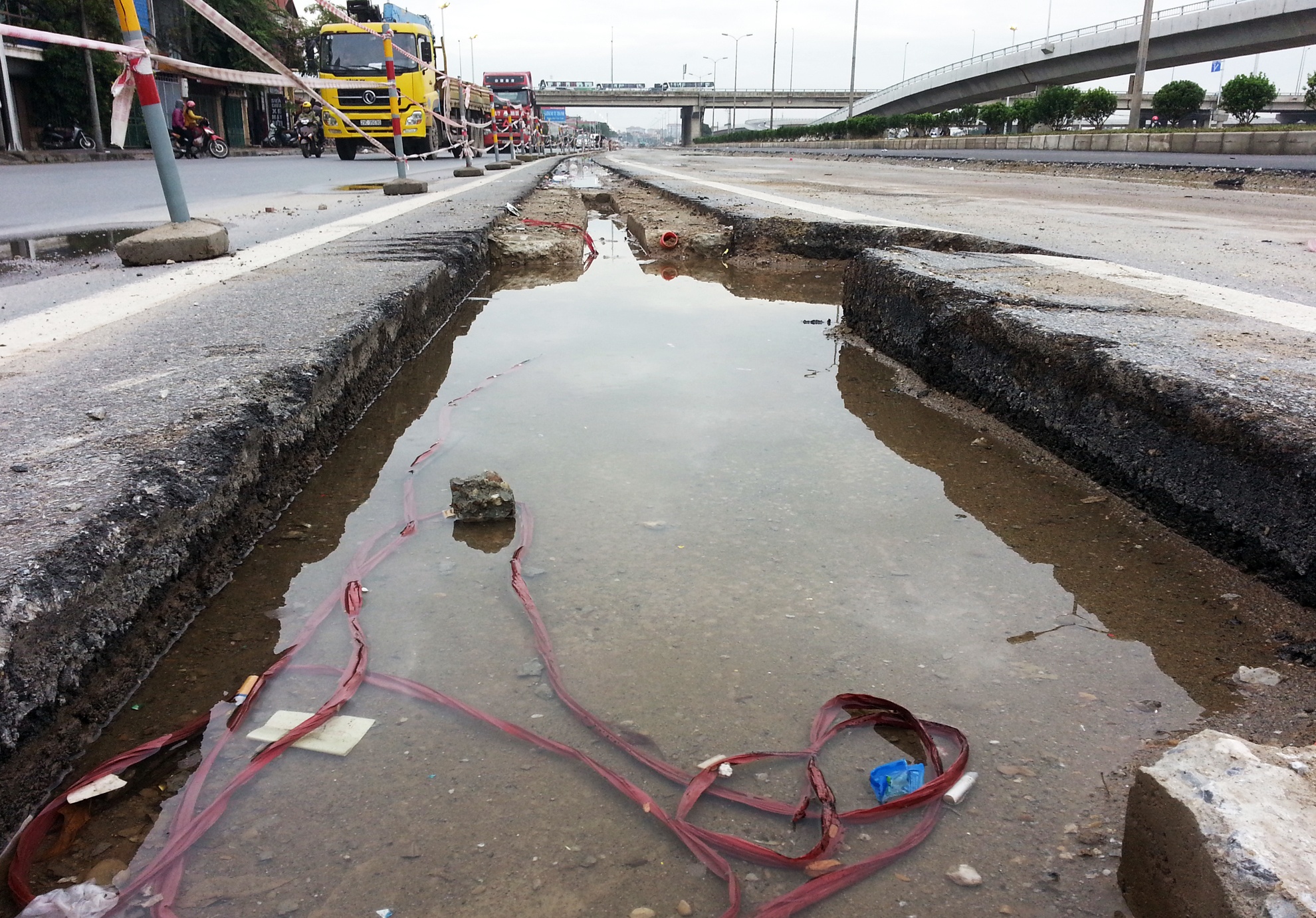 Nghich ly cao toc: Tang phi, ep doanh nghiep di hinh anh