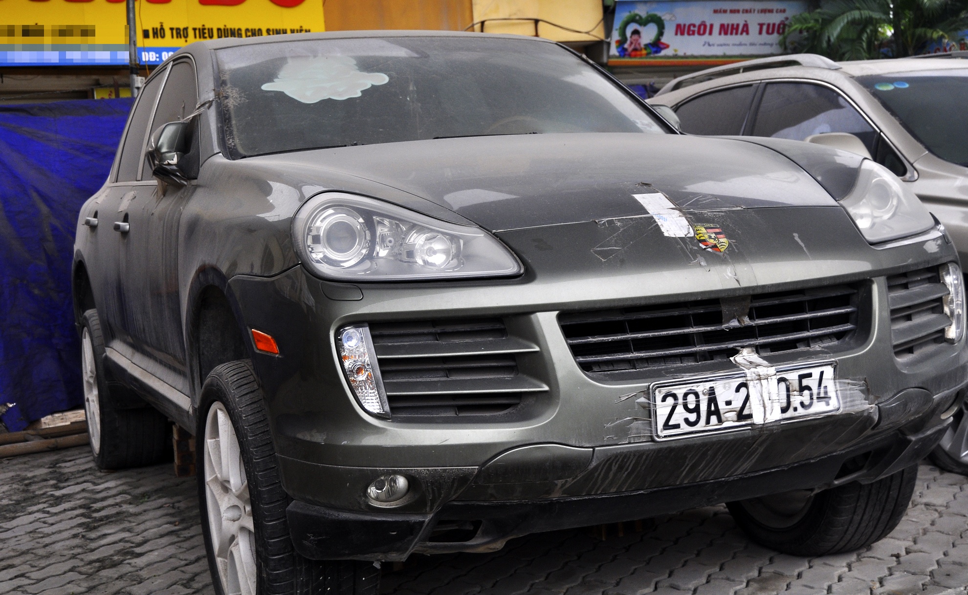 Ngày 17/1 năm trước, anh Nguyễn Ngọc Cương (41 tuổi, trú quận Hai Bà Trưng) lái chiếc Porsche Cayenne Turbo S (giá hơn 7 tỷ) đi vào đường cấm Hà Trung. Cảnh sát dừng xe, tài xế không xuất trình được đăng ký, giấy chứng nhận kiểm định an toàn chất lượng va bảo vệ môi trường bỏ xe rời đi. Sau gần hai năm, người này vẫn không xuất trình giấy tờ chứng minh nguồn gốc xe, cảnh sát đã tạm giữ phương tiện trong bãi giữ vi phạm.