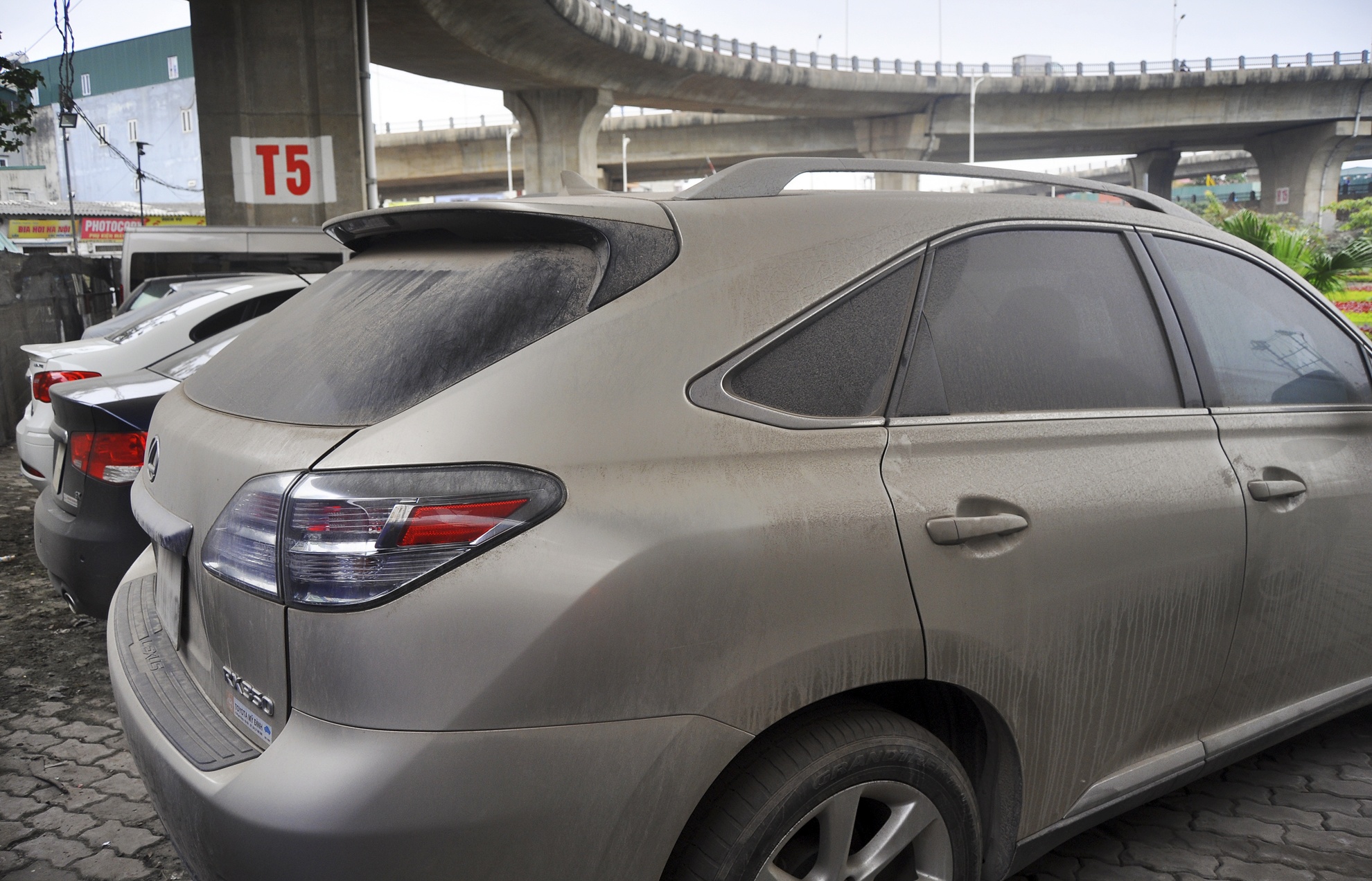 Người điều khiển chiếc Lexus RX350 cũng không lên khai báo về nguồn gốc xe. Sau nhiều tháng tạm giữ, bụi phủ kín xế sang có giá trên 3 tỷ.