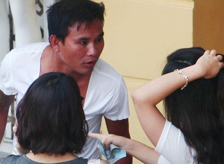Nu du khach to bi moc tui giua ban ngay hinh anh