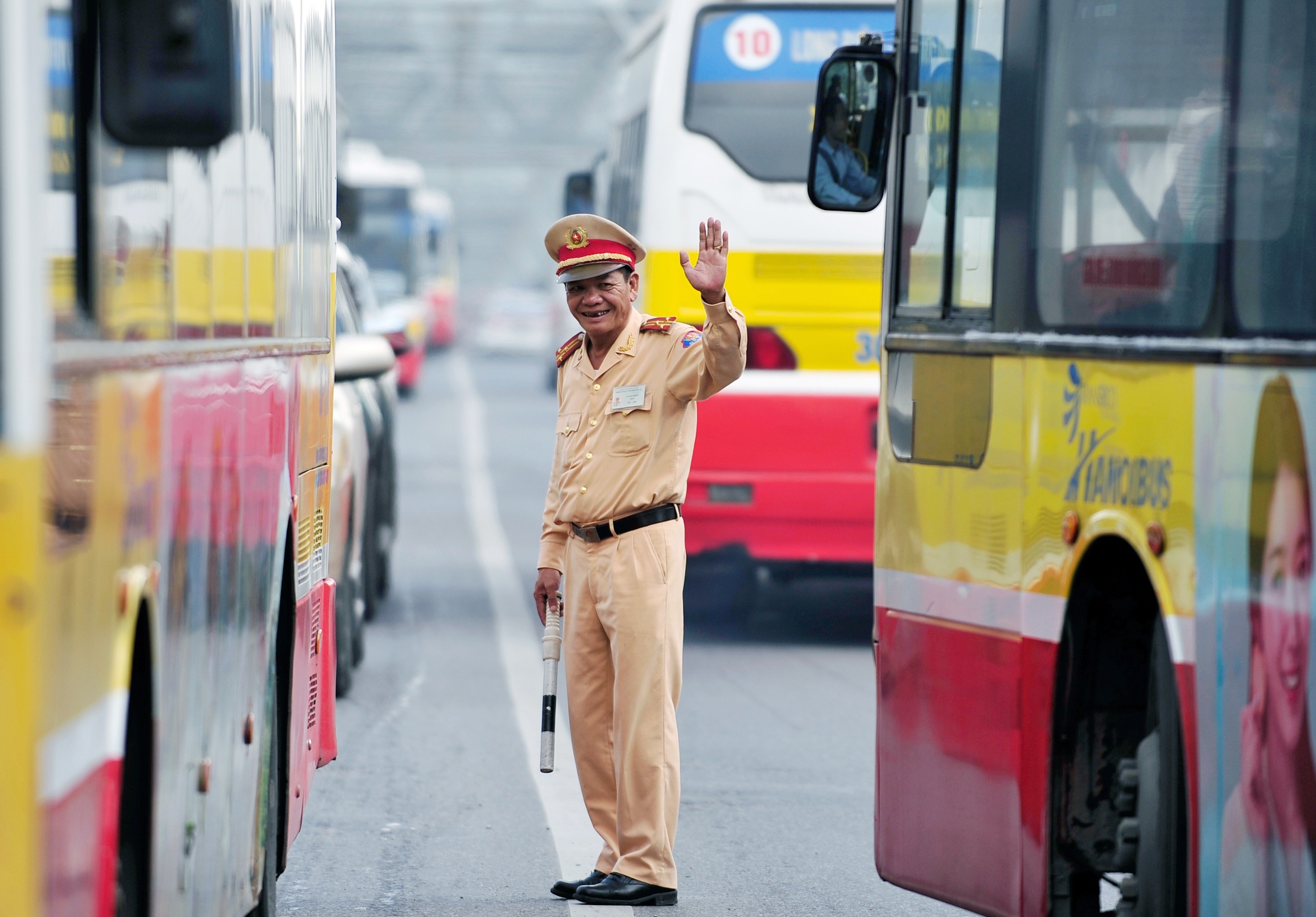 Thượng tá Lê Đức Đoàn cho rằng, là cảnh sát cần có nụ cười và ánh mắt thân thiện với người dân. Ảnh: Hoàng Anh.
