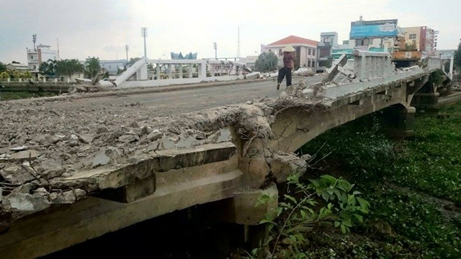 ầu đúc Tân An qua sông Bảo Định (phường 1, Tân An).