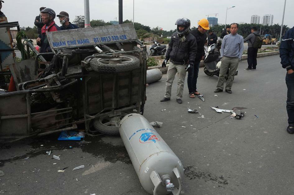 Di nguoc chieu, xe ba gac bi xe hop tong nat hinh anh