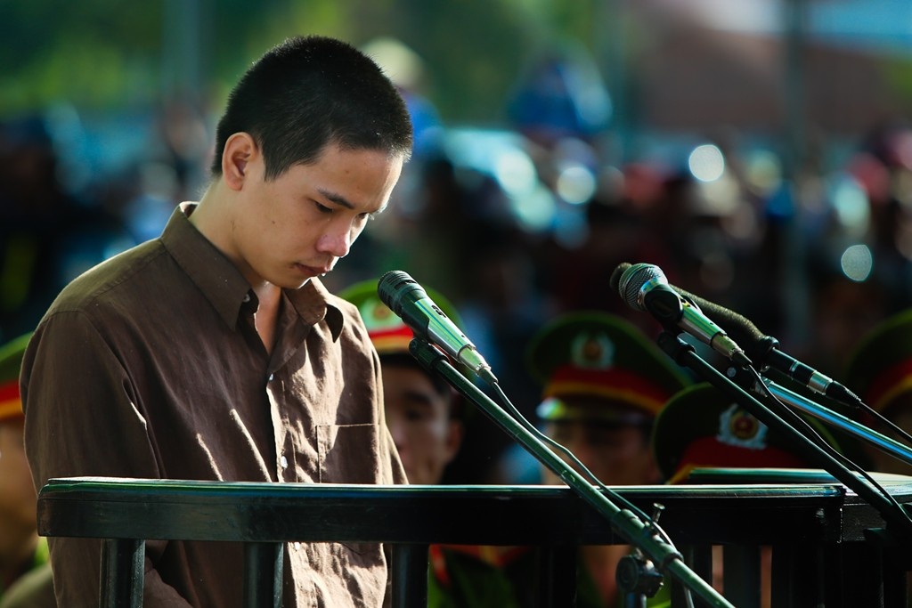 Tiến đã bật khóc khi luật sư nhắc đến hoàn cảnh gia đình mình.