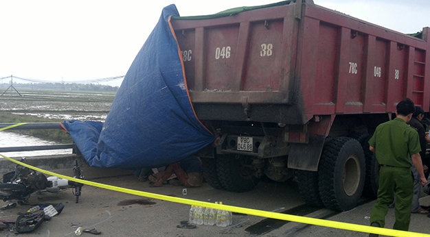 Xe tai va cham xe may, hai nu sinh tu vong hinh anh