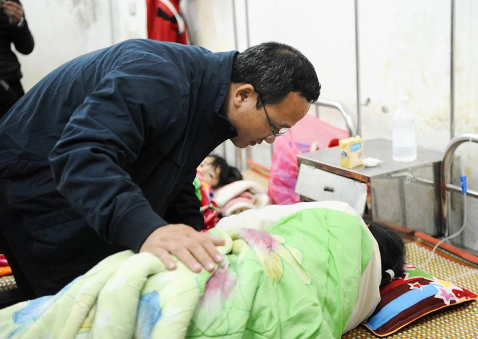 Phó chủ tịch Ủy ban ATGT Quốc gia Khuất Việt Hùng thăm các nạn nhân vụ tai nạn xe khách. Ảnh: Việt Hùng.