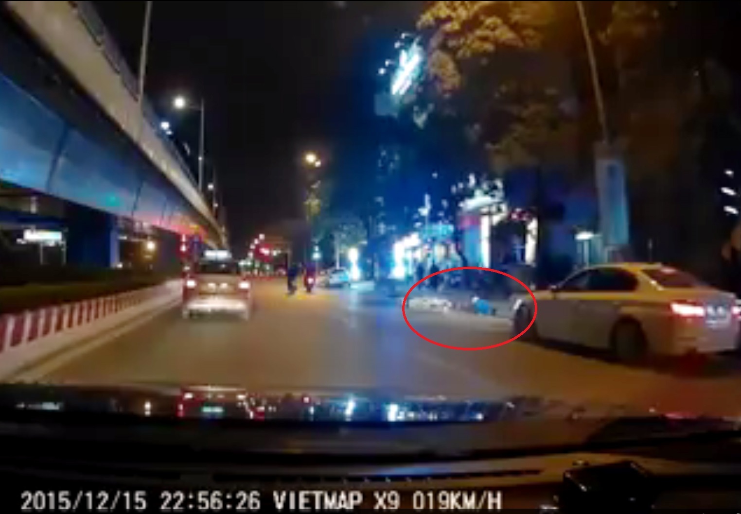 Lai xe sang bien xanh dam lien hoan tren pho roi bo chay hinh anh