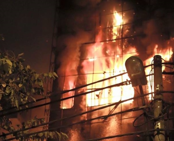 Quan karaoke 6 tang chay ruc trong dem hinh anh