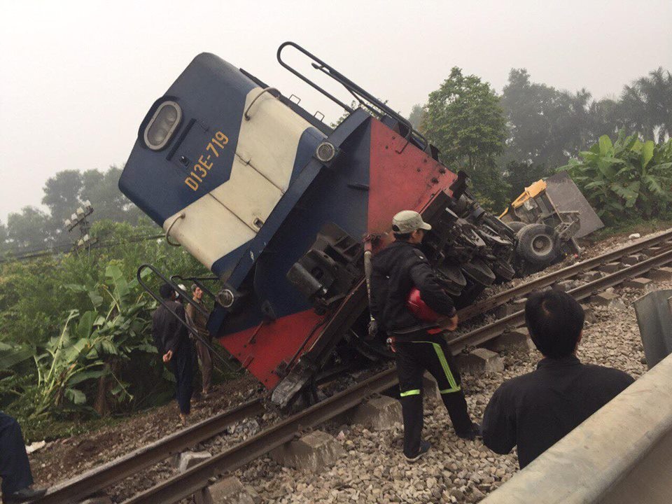 Tong xe tai, dau tau hoa lat khoi duong ray hinh anh