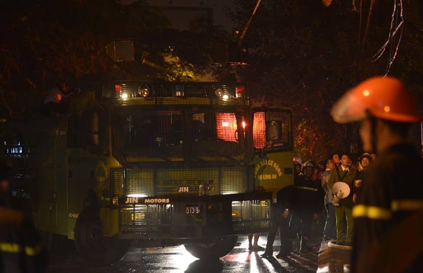 Xe đặc chủng của Cảnh sát cơ động được huy động tới hỗ trợ dập lửa. Ảnh: H.N.