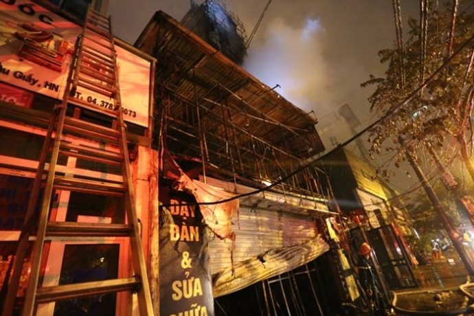 Theo ghi nhận tại hiện trường nhiều đồ đạc trong ngôi nhà số 29, 31 bị thiêu rụi hoàn toàn.