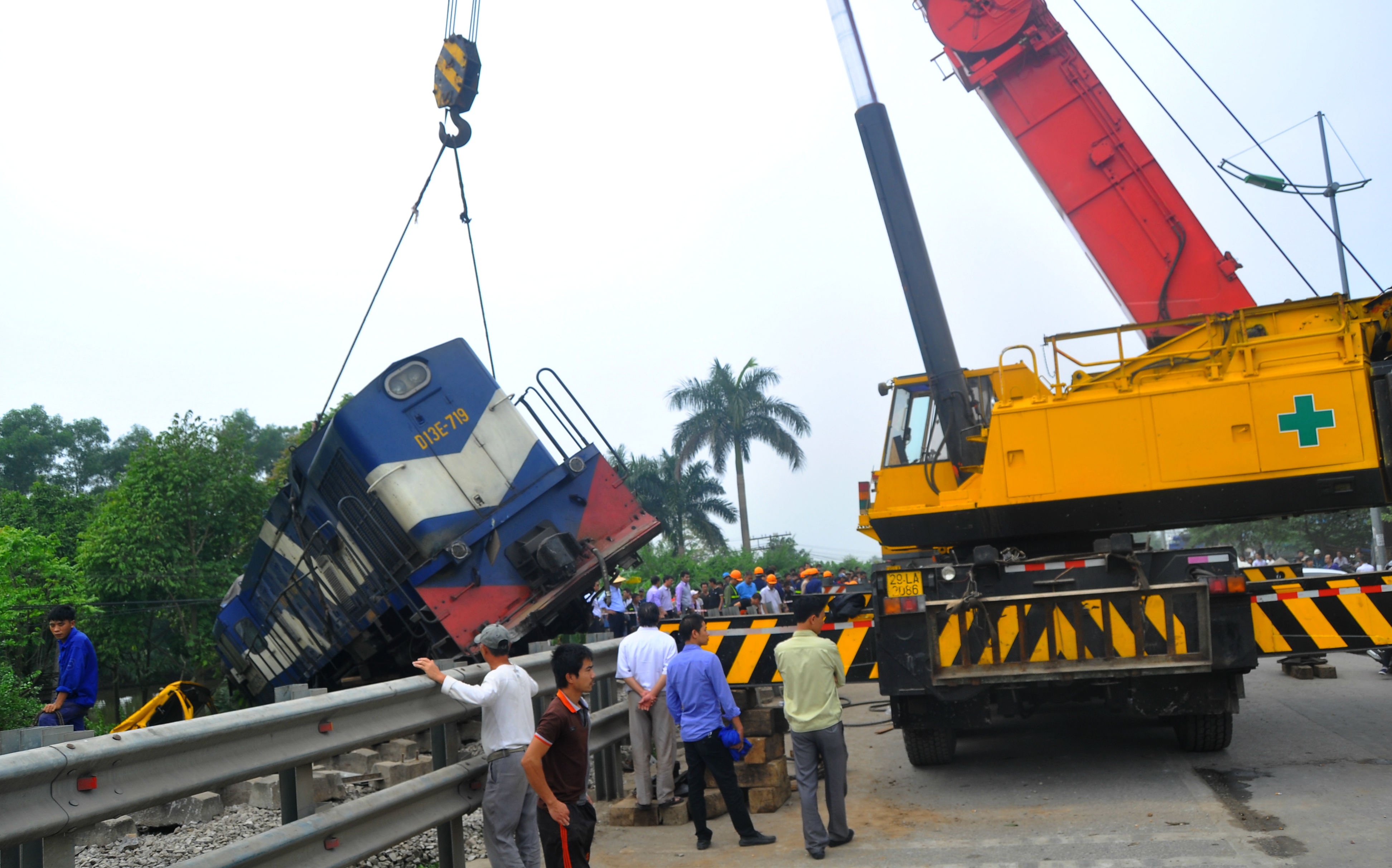 Giao thong te liet o hien truong vu lat tau khach hinh anh