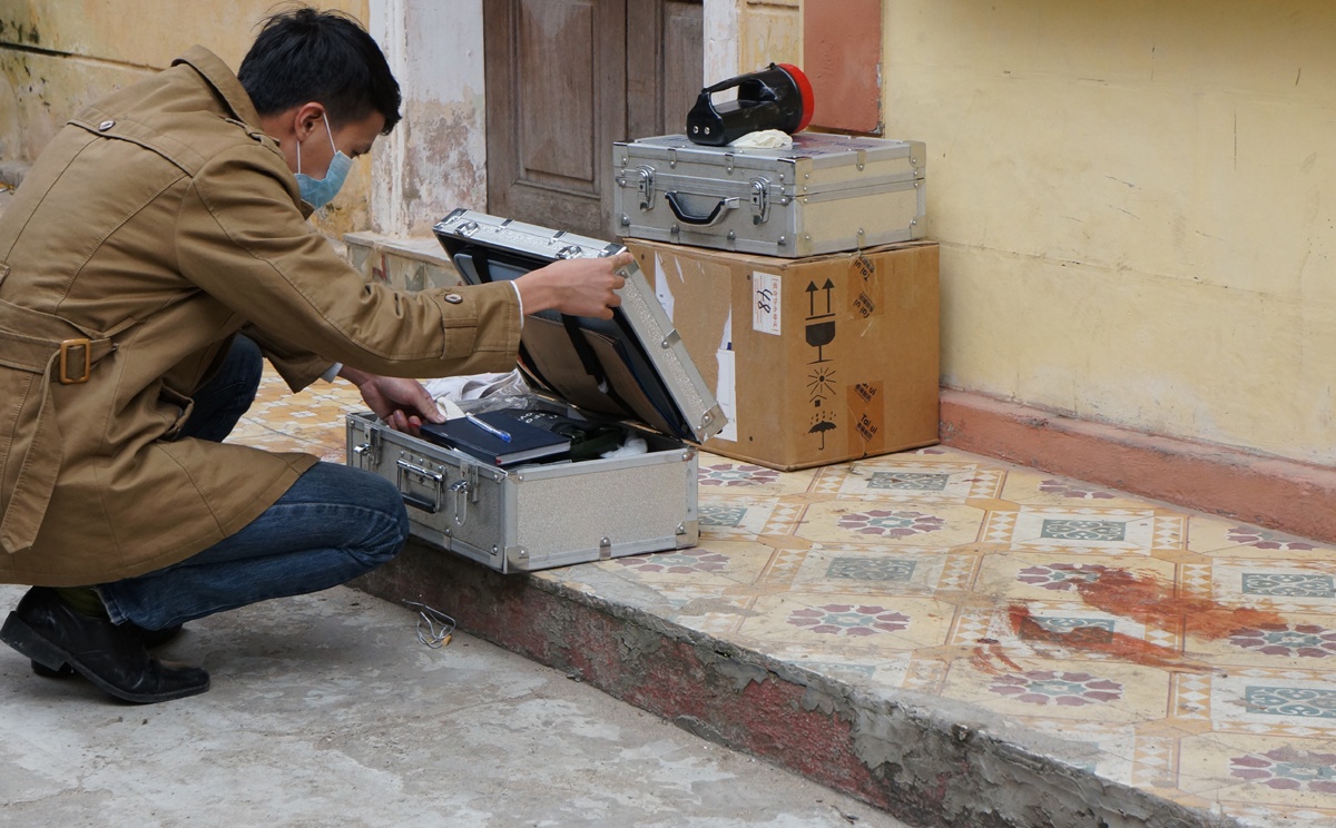 Vết máu ở hiên gạch nhà ông Chúc. Ảnh: Việt Đức.