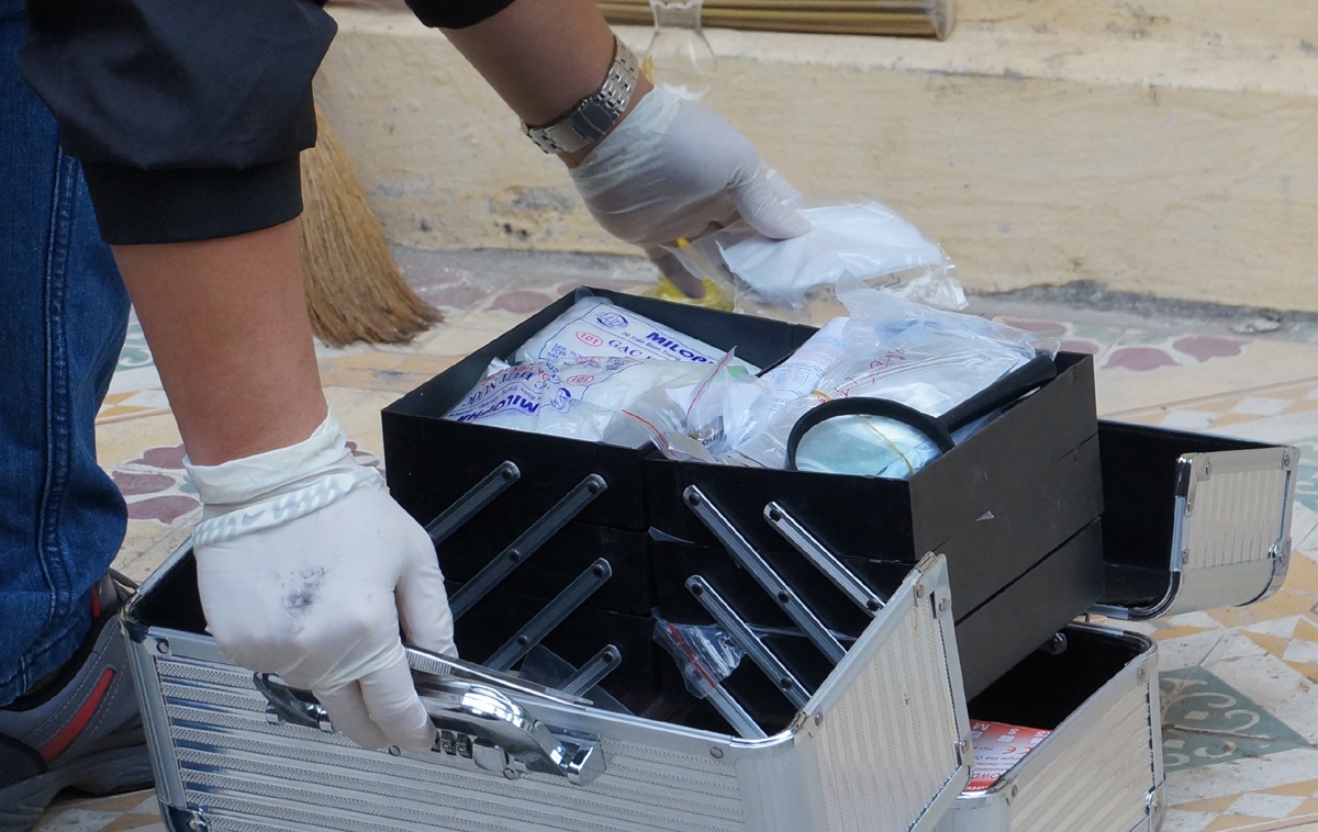 Lực lượng kỹ thuật hình sự làm việc suốt nhiều giờ ở hiện trường. Ảnh: Việt Đức.