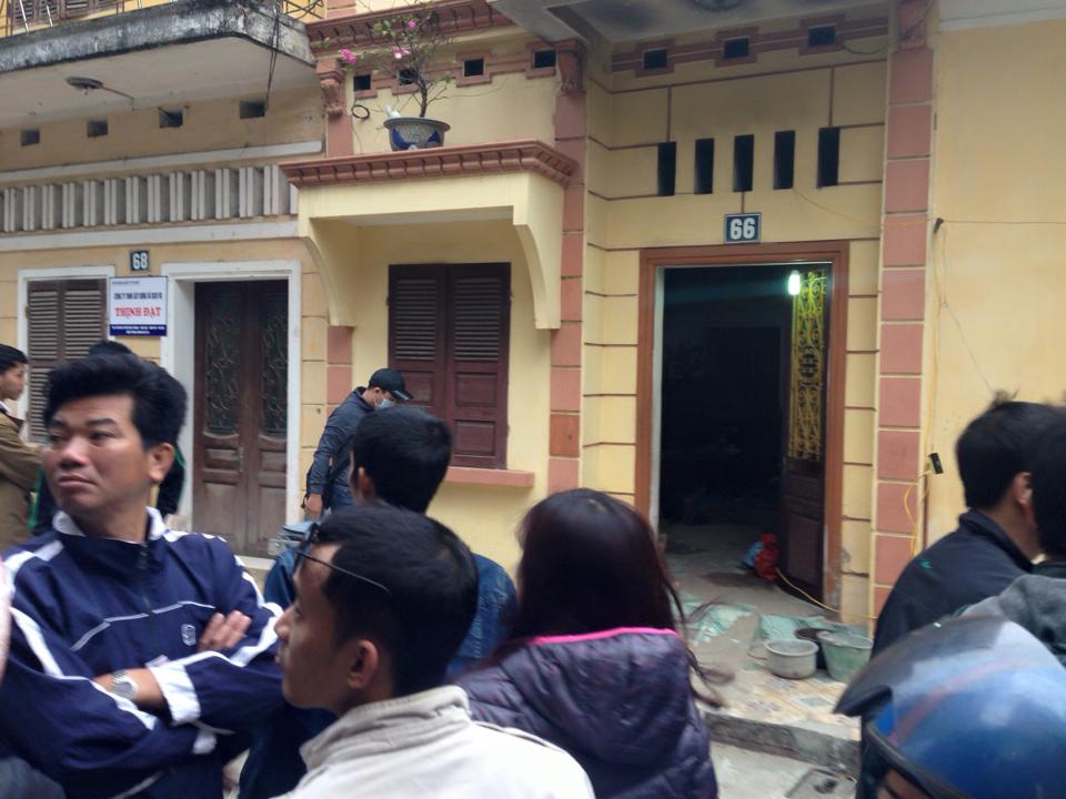 Vo chong bi dam chet trong ngoi nha 3 tang boc chay hinh anh