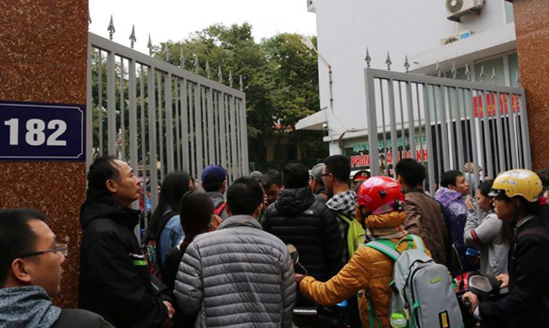 Bay tu TP HCM ra Ha Noi xep hang cho tiem vac xin hinh anh