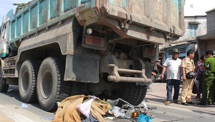 Xe ben can nat hai chan nguoi phu nu ban banh mi hinh anh