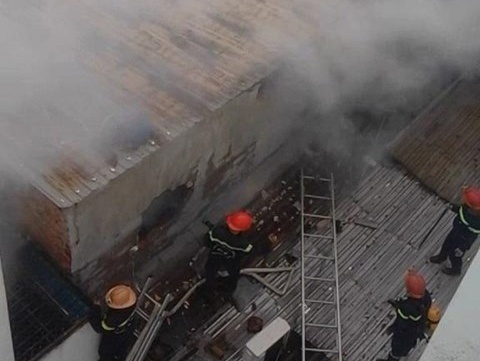 Hang chuc canh sat dap tat ngon lua tai 3 can xuong hinh anh