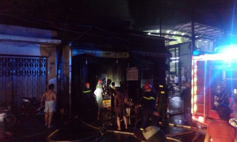 Can nha 4 tang boc chay, 5 nguoi thoat chet hinh anh