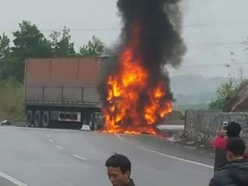 Xe may no duoi gam container, 2 nguoi thiet mang hinh anh