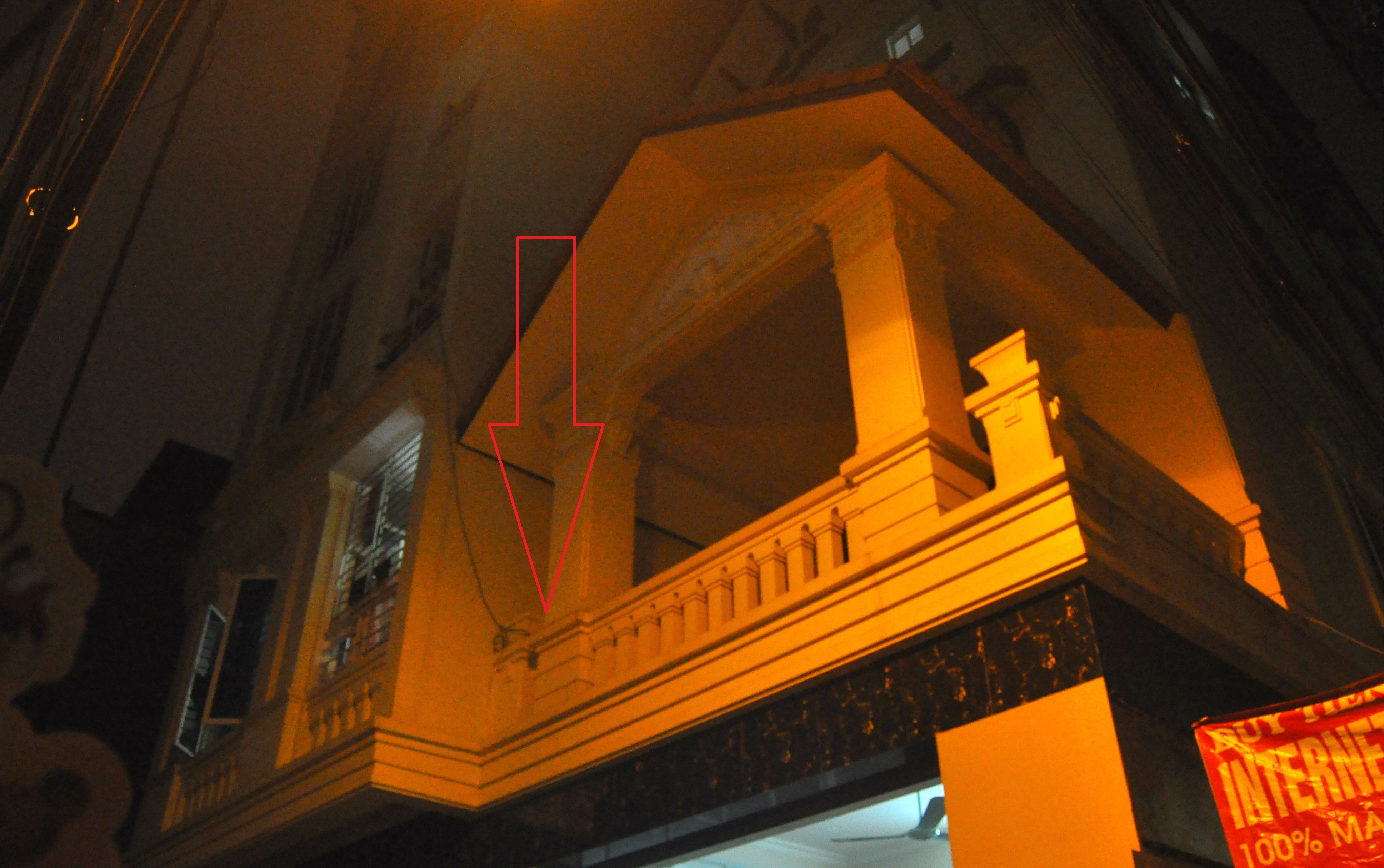 Thanh nien ngao da nhay mua tren tang thuong nha 3 tang hinh anh