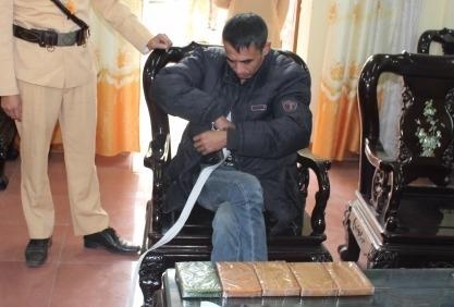 Quan 5 banh heroin quanh nguoi van bi CSGT phat hien hinh anh