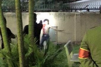 Canh sat ruot duoi thanh nien cam dao nghi ngao da hinh anh