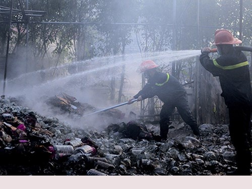 Hon 2000 m2 xuong san xuat gom Bat Trang bi thieu rui hinh anh