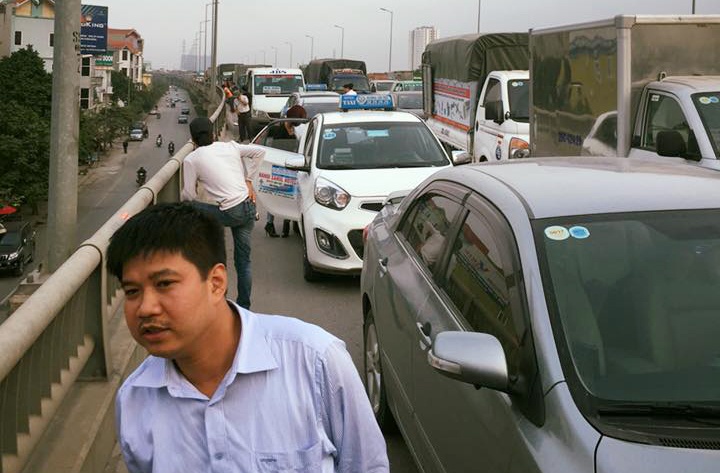 Xe tai tong oto con, vanh dai 3 tren cao tac 8 km hinh anh