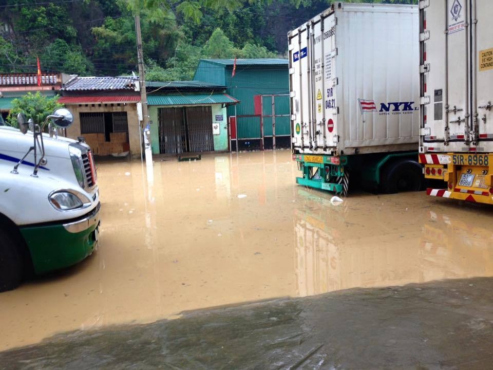 Mua ngap o cua khau Tan Thanh, giao thong te liet 3 gio hinh anh