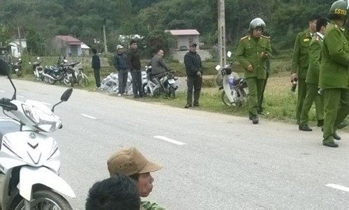 Ngao da, nam thanh nien dot xe roi khong che chu ruot hinh anh