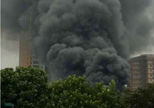 Gara oto boc chay, xe Kia bi thieu rui hinh anh