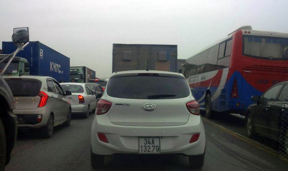 Container lao vao nha dan, quoc lo 5 un tac 5 gio hinh anh