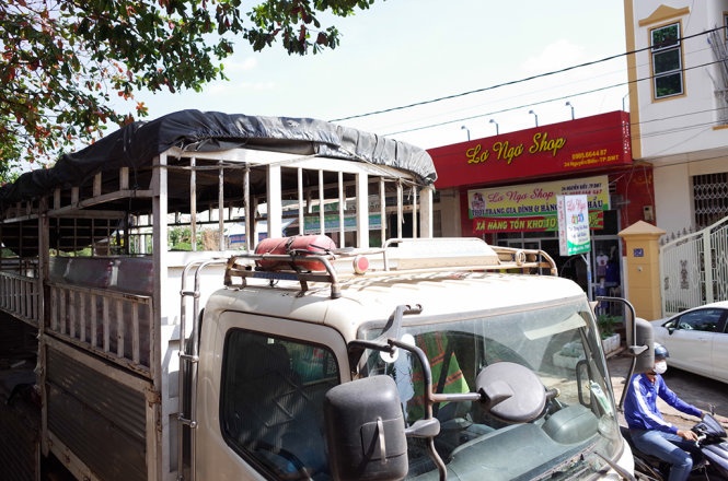 Buoc binh chua chay tren noc cabin, hong xe de... doi pho hinh anh