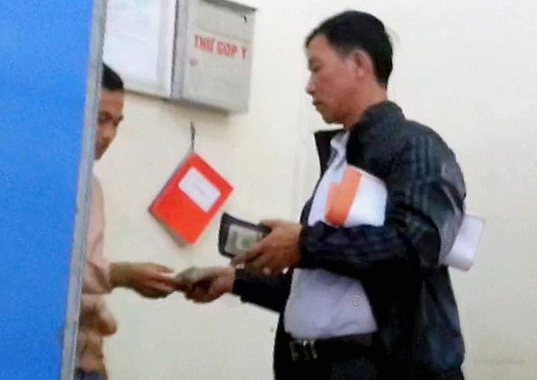 So Giao thong bat luc voi 'co' giay phep lai xe hinh anh