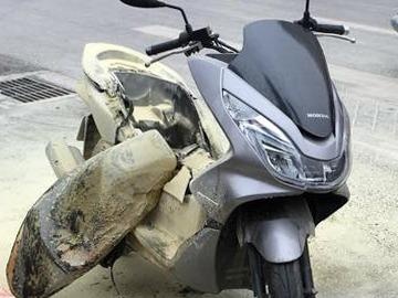 Honda PCX no binh xang giua duong hinh anh