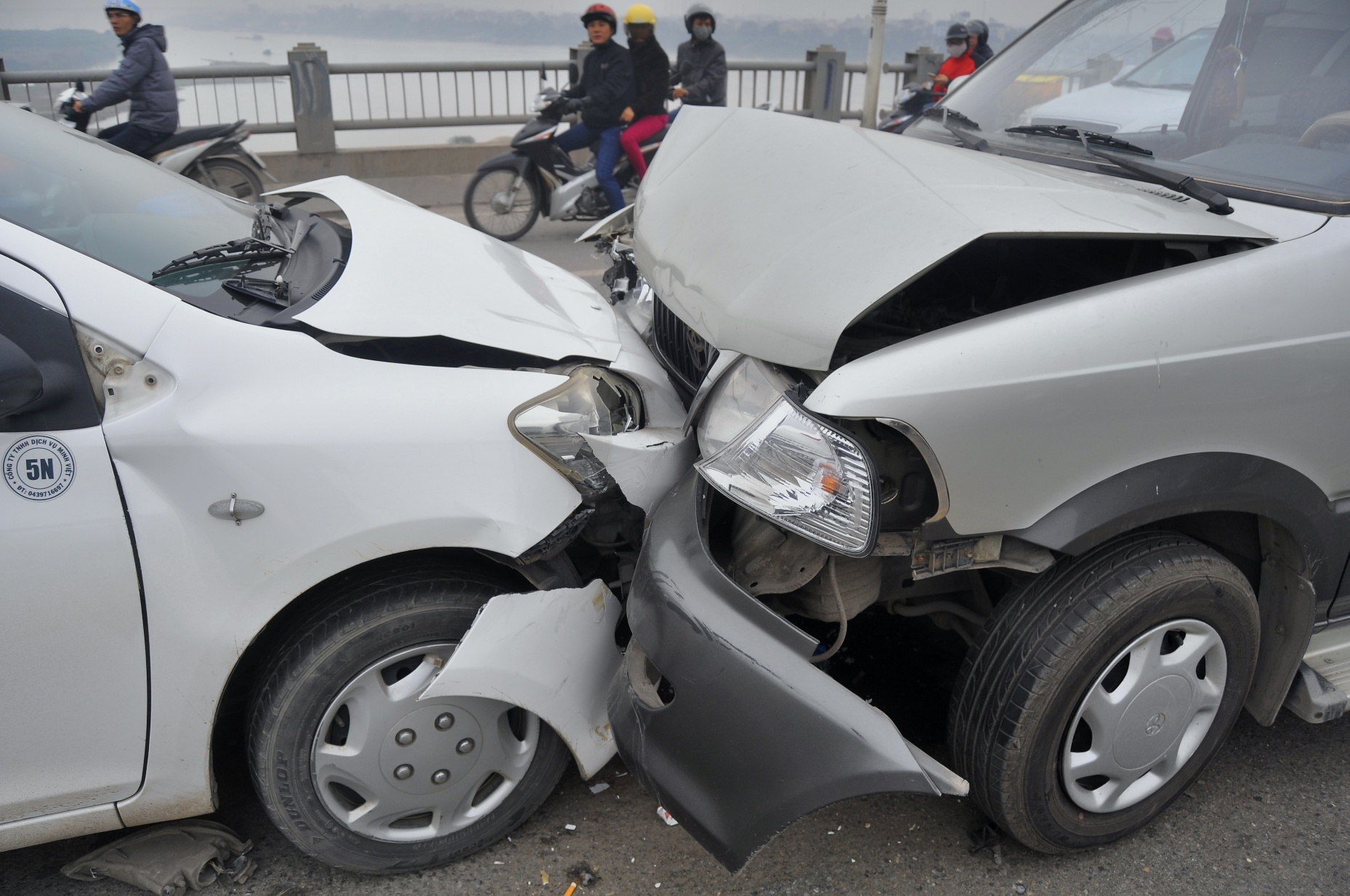 Oto doi dau, cau Vinh Tuy un tac nhieu gio hinh anh