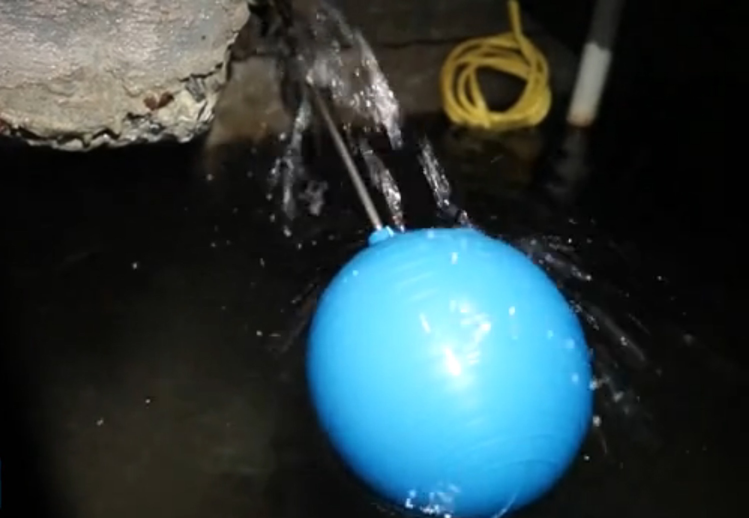 Bon nguoi khong the dung het 390 m3 nuoc mot thang hinh anh