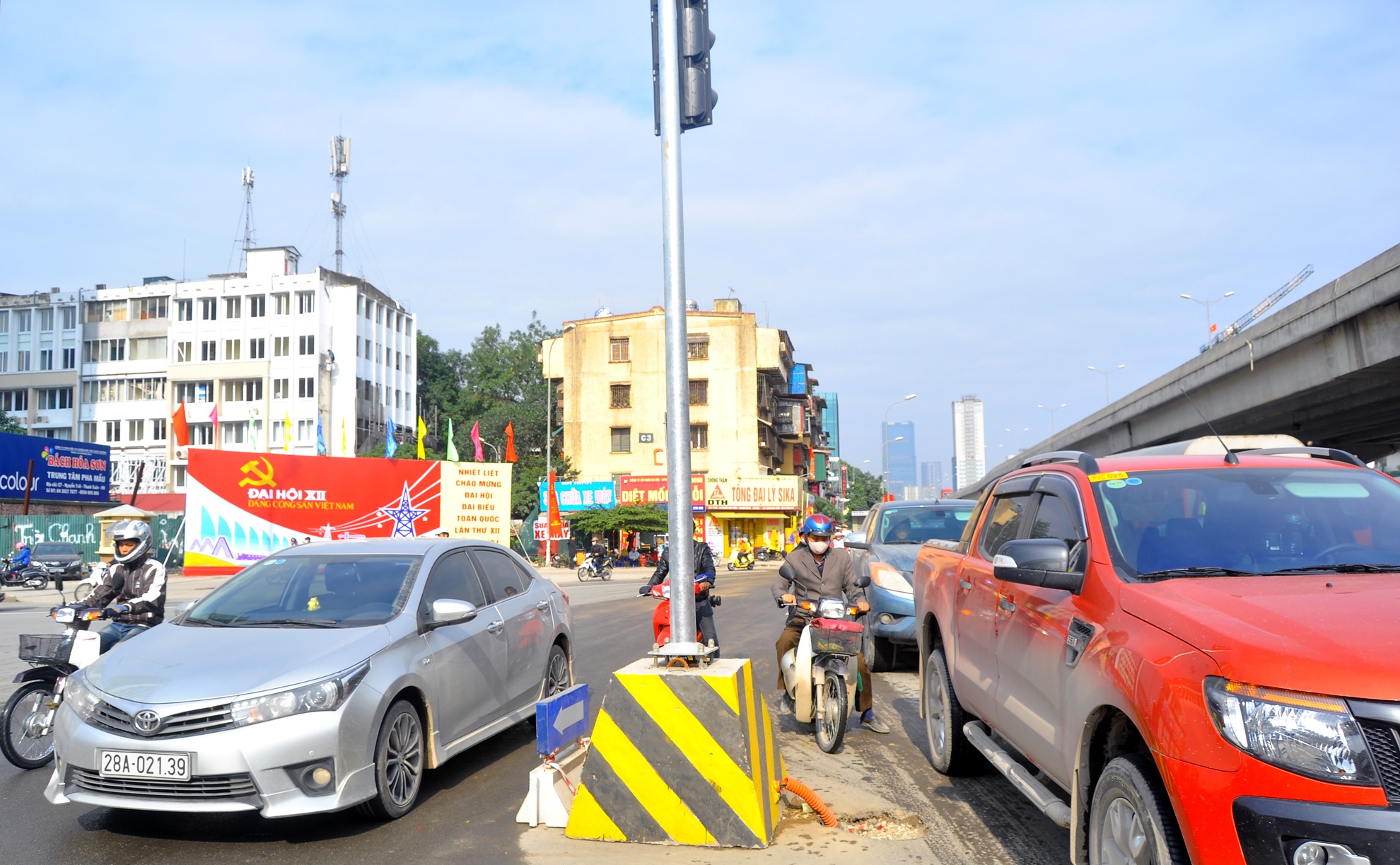 Bo truong yeu cau nho, cot den van chan giua duong hinh anh