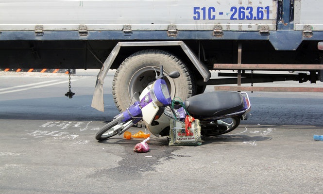 Hai phu nu bi xe tai tong, ket xe hon 3 km hinh anh