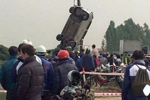 Tai xe taxi tu vong trong oto noi tren song hinh anh