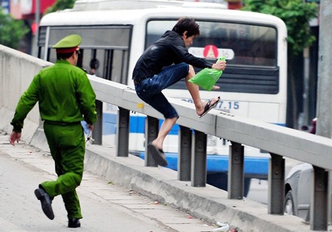 CSGT Ha Noi se phat nguoi di bo vi pham luat hinh anh