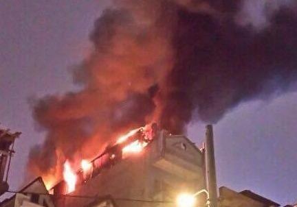 Co thoat khoi dam chay, mot phu nu roi tu tang 6 hinh anh